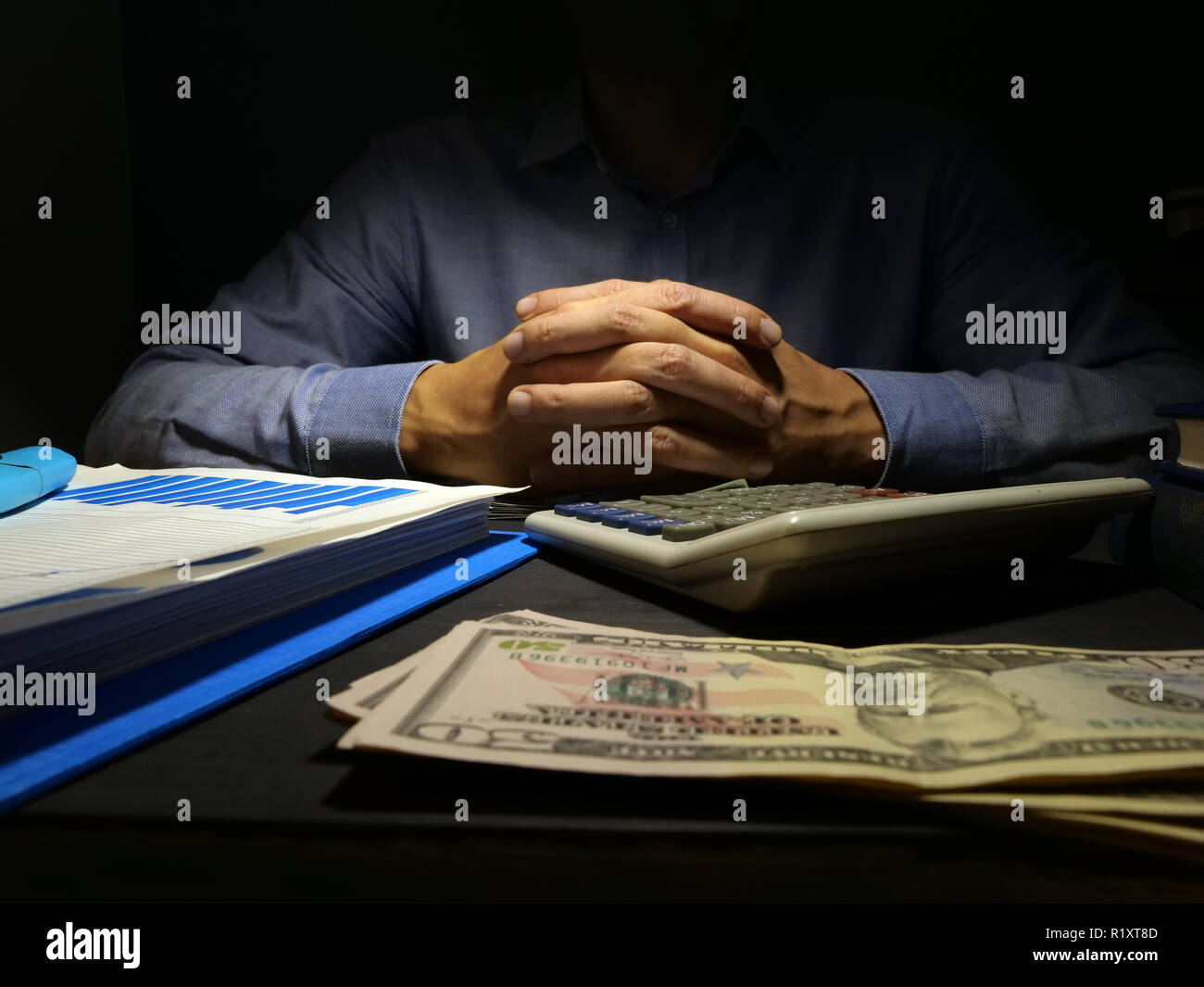 Schlechte Gutschrift oder Zahltag Darlehen. Mann an der Rezeption und Geld. Stockfoto