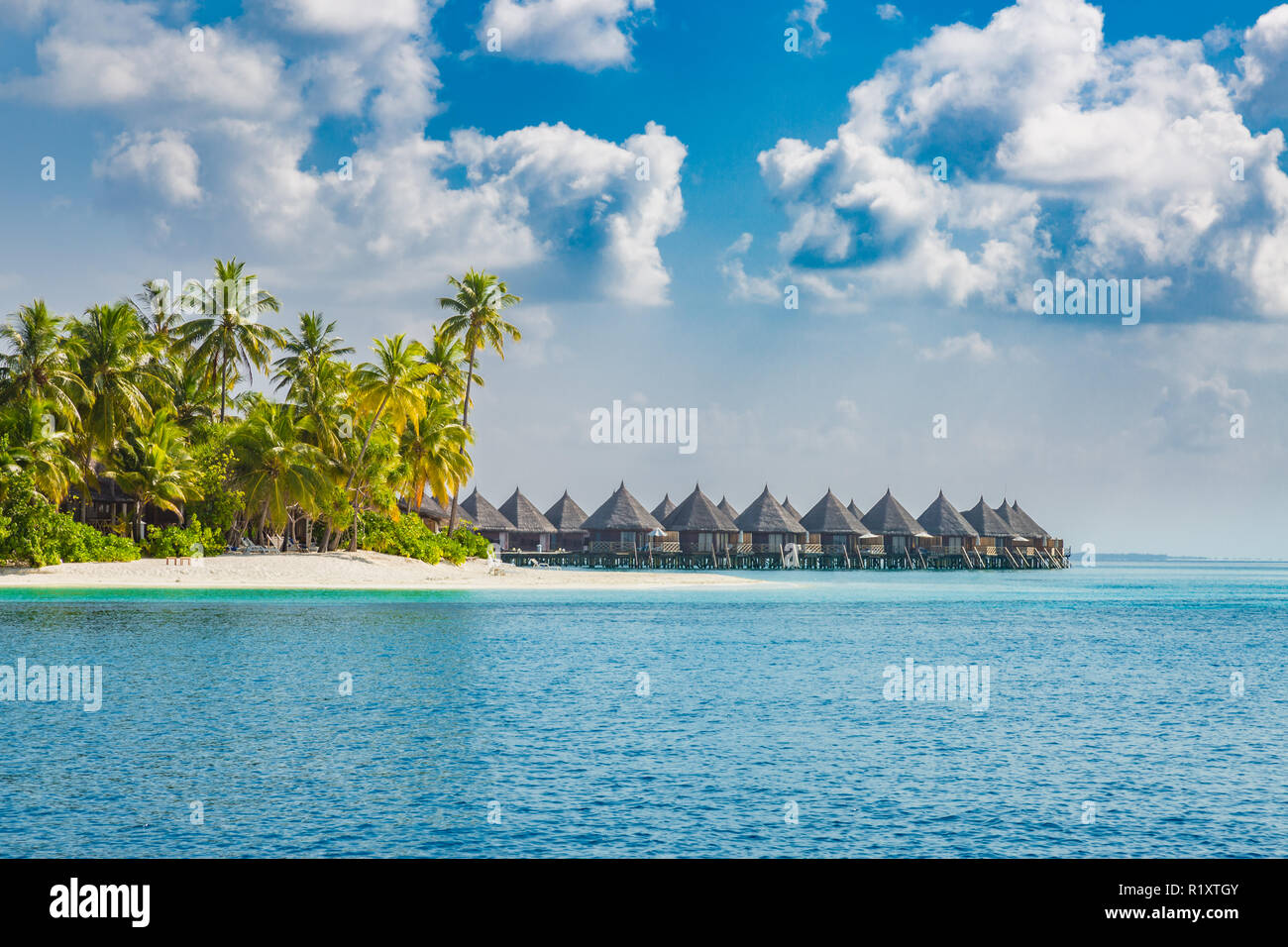 Schone Malediven Insel Strand Landschaft Luxus Resort Mit Stuhlen Und Sonnenschirm Fur Sommer Und Urlaub Exotischen Tropischen Strand Stockfotografie Alamy