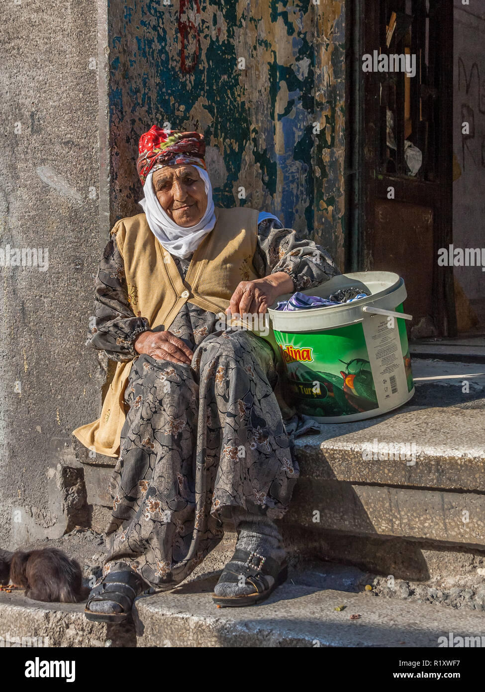 Istanbul, Türkei, November 9, 2012: Ältere türkische Dame vor der Haustür. Stockfoto