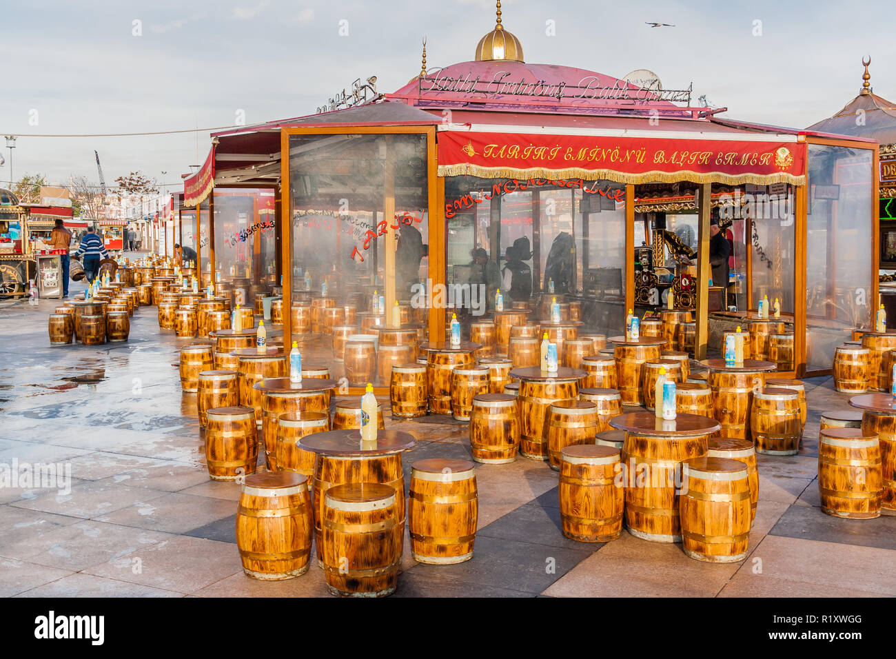 Istanbul, Türkei, 13. November 2012: Restaurant für den Fisch sandwich Boote für Kunden bereit. Stockfoto