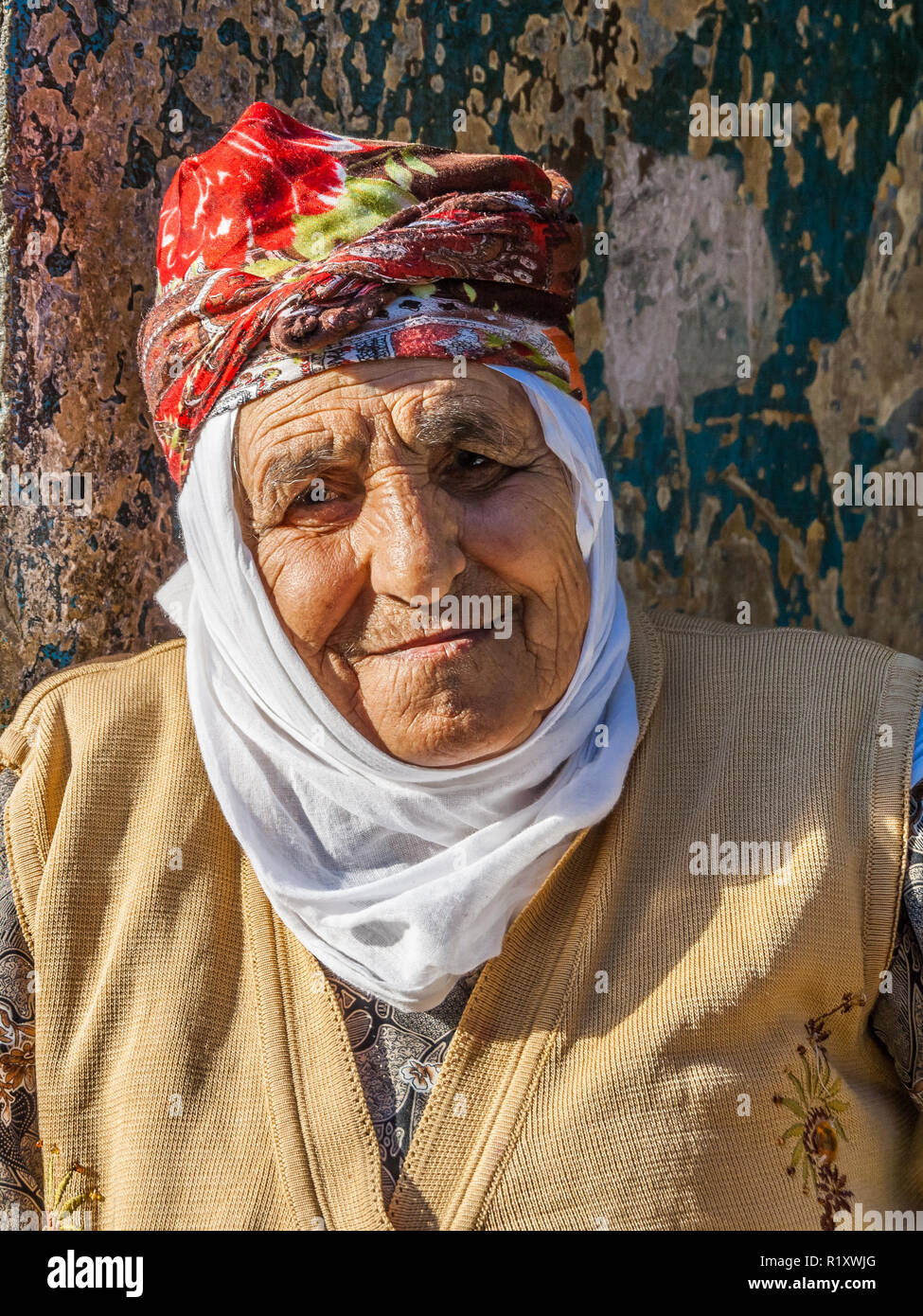 Istanbul, Türkei, November 9, 2012: Ältere türkische Dame mit der traditionellen Kopfbedeckung. Stockfoto