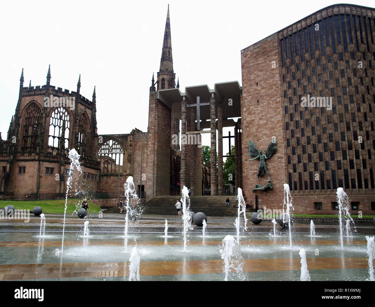 Blick von der Coventry University, über Brunnen und dem riesigen Beton Kugeln am Eingang zur Kathedrale von Coventry, Coventry, West Midlands, England, Großbritannien Stockfoto