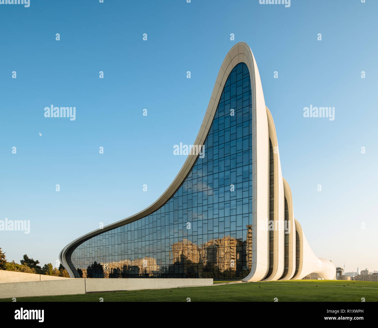 Die Außenseite des Heydar Aliyev Gebäude von Zaha Hadid, Baku, Aserbaidschan konzipiert Stockfoto