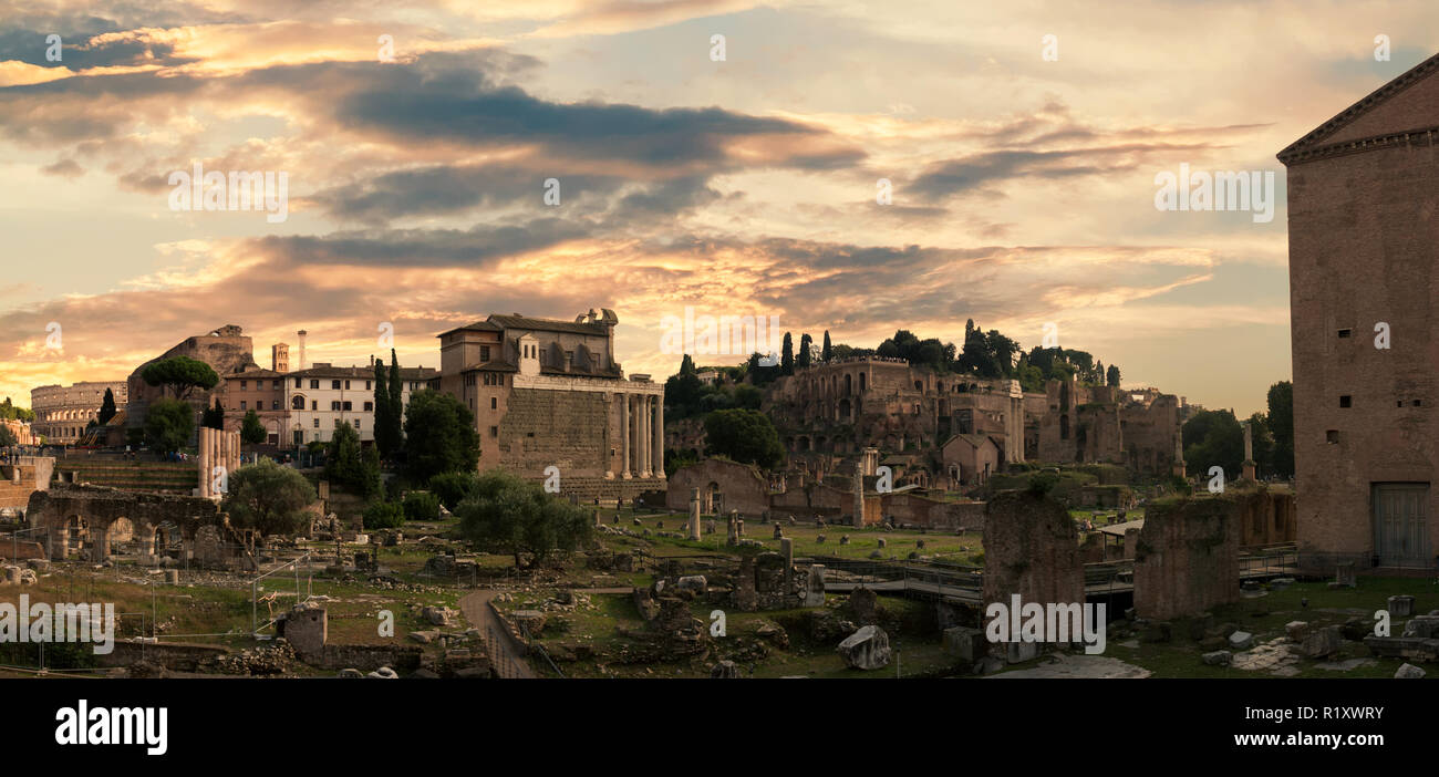 Sonnenuntergang Blick auf die Fori Imperiali, Ruinen der antiken römischen Markt und Forum, Rom, Italien Stockfoto