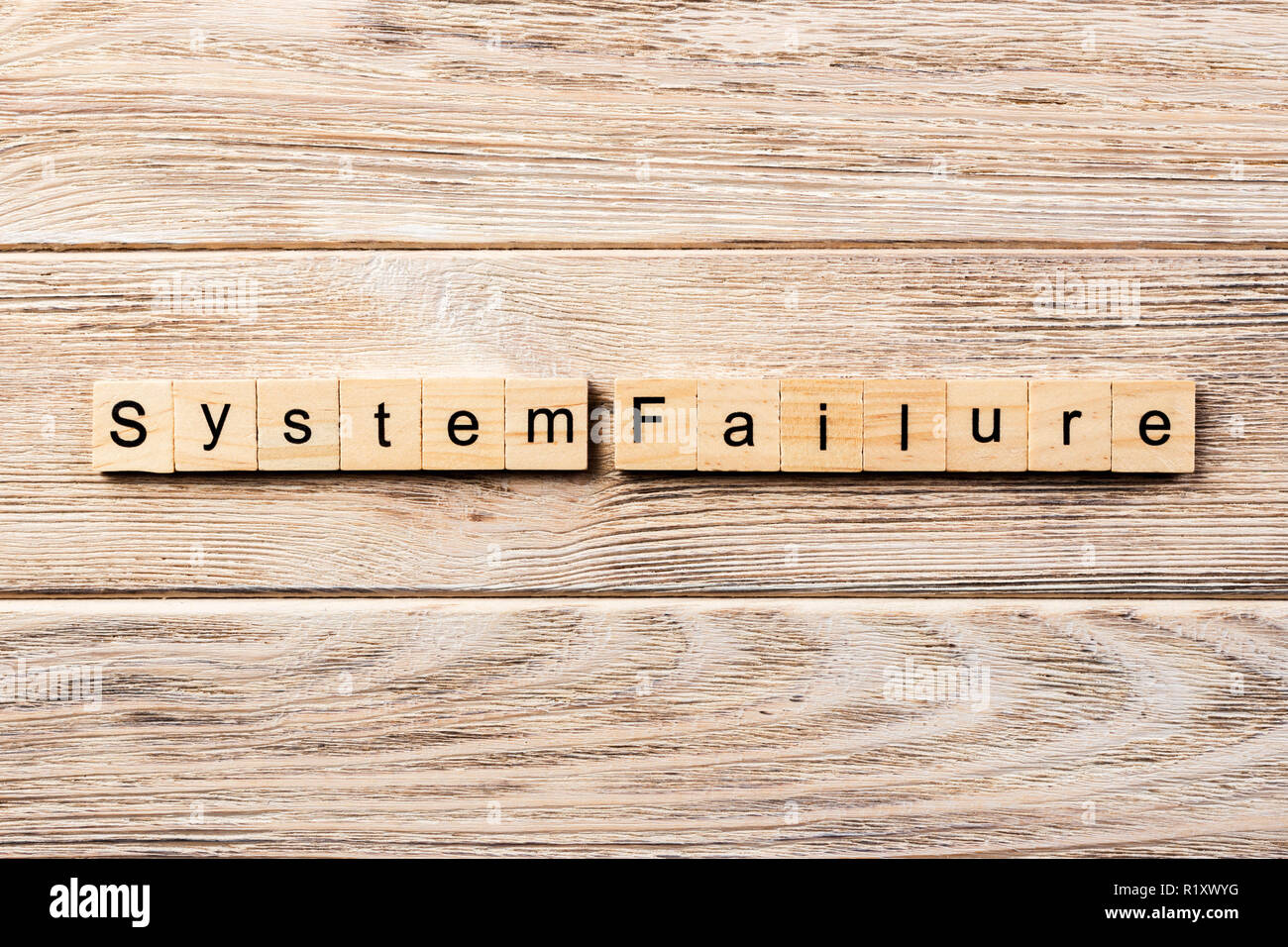System ausfall Wort auf Holz Block geschrieben. Systemausfall text auf Tisch, Konzept. Stockfoto