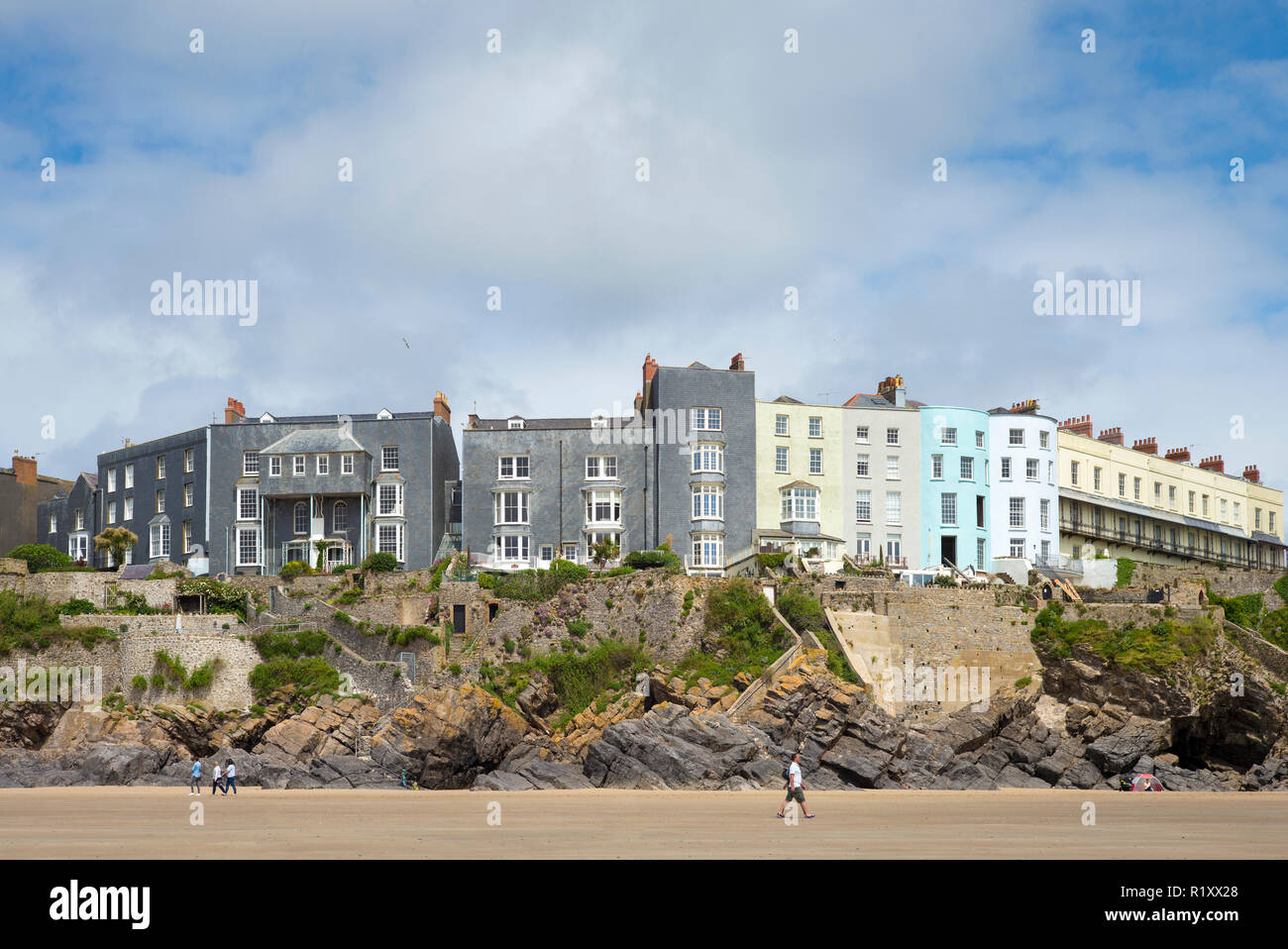 Esplanade - Traditionelle bunte am Meer wohnen, Hotels und touristische Unterkünfte oben auf einer Klippe in der Resort Stadt Tenby, Wales, Großbritannien Stockfoto