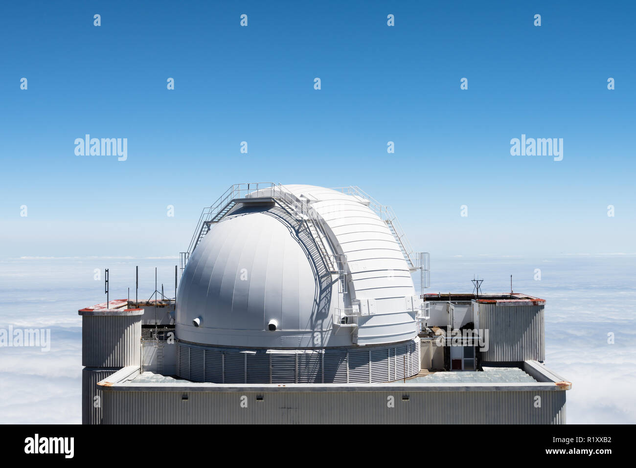 Einer Kuppel aus ein astronomisches Observatorium auf dem Roque de Los Muchachos auf La Palma. Stockfoto