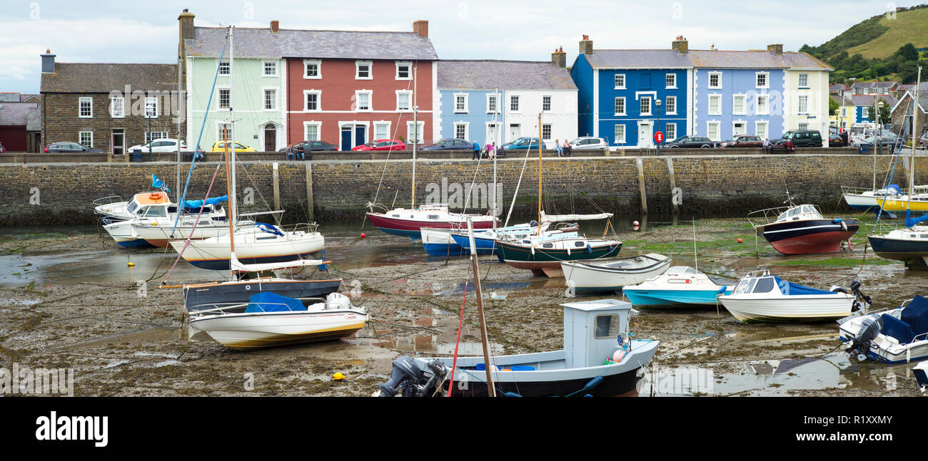 Boote - Motorboote und Yachten im Hafen - hell lackiert Harbourside Gehäuse in Aberaeron, Pembrokeshire, Wales, Großbritannien Stockfoto