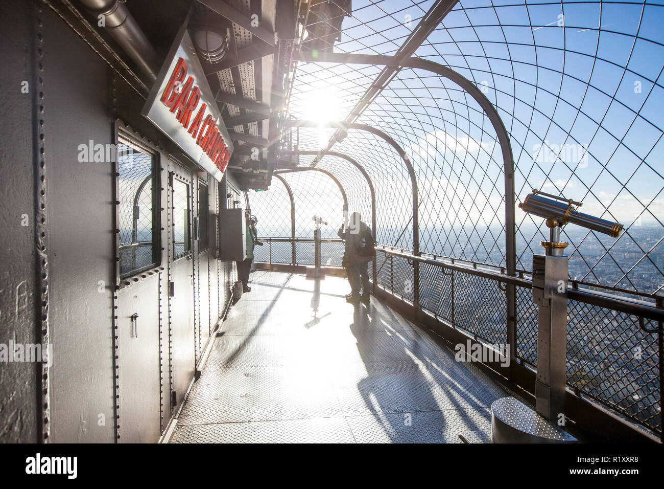 Paris, Frankreich, 12. Dezember 2014. Touristen, die in der Pariser Eiffelturm. Es ist ein eiserner Gitterturm in Champ de Mars entfernt und wurde nach dem Ingenieur Gustave Eiffel benannt. Stockfoto