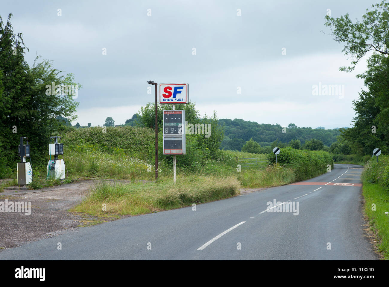 Abgebrochene Severn Kraftstoffe Tankstellen mit verfallenen Benzin pumpen in Pembrokeshire, Wales, Großbritannien Stockfoto