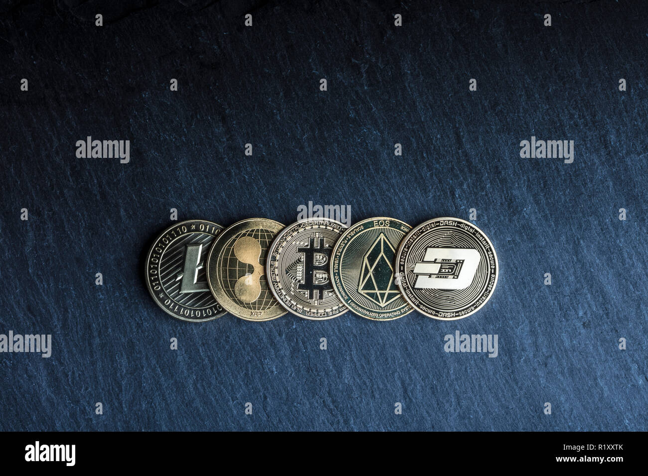 Golden cryptocurrency Münzen auf schiefer Hintergrund Stockfoto