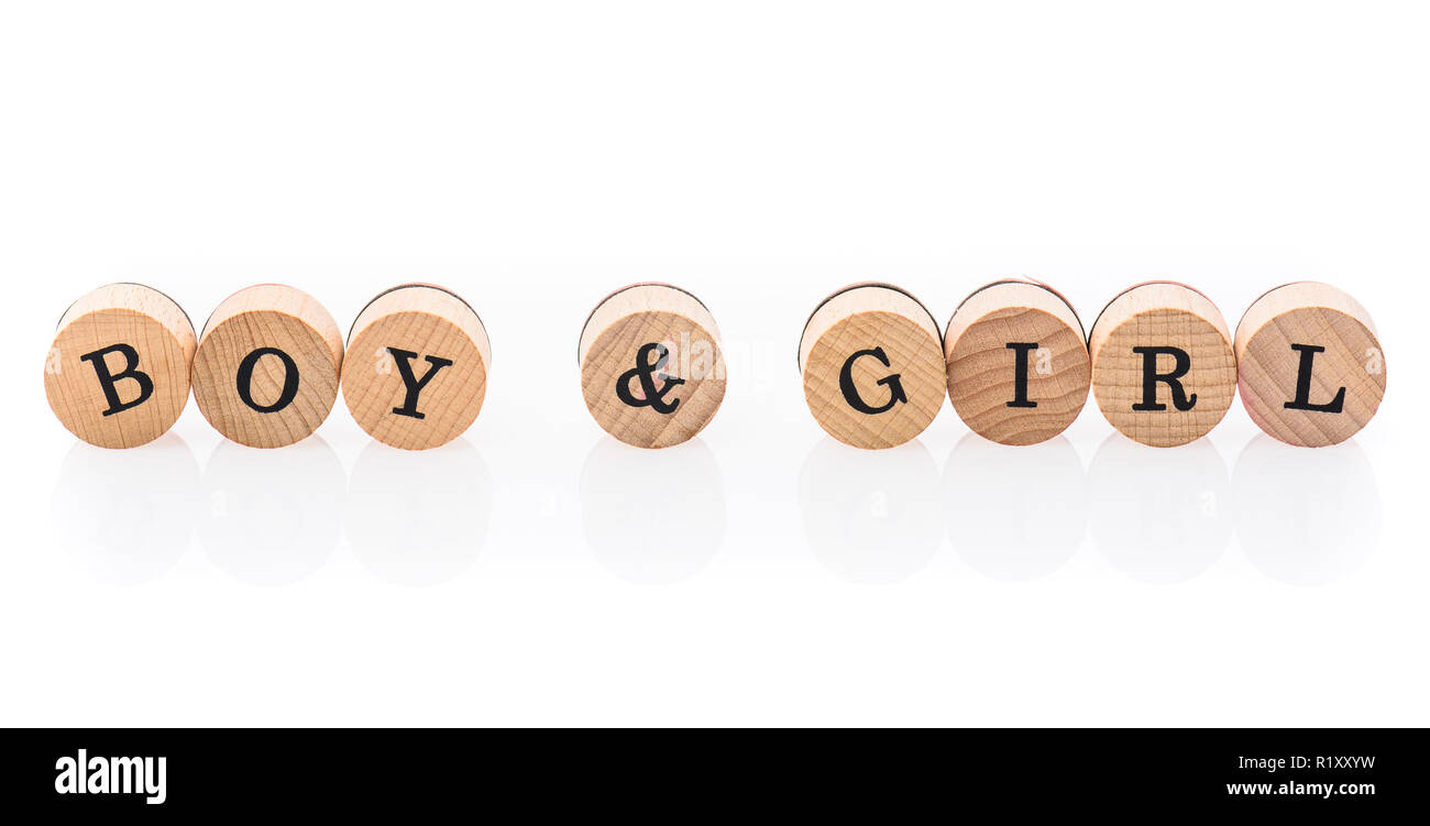 Wort Junge&Mädel aus kreisrunden Holz Fliesen mit Buchstaben Kinder  Spielzeug. Konzept der Familie in Kinderspielzeug Buchstaben geschrieben  Stockfotografie - Alamy