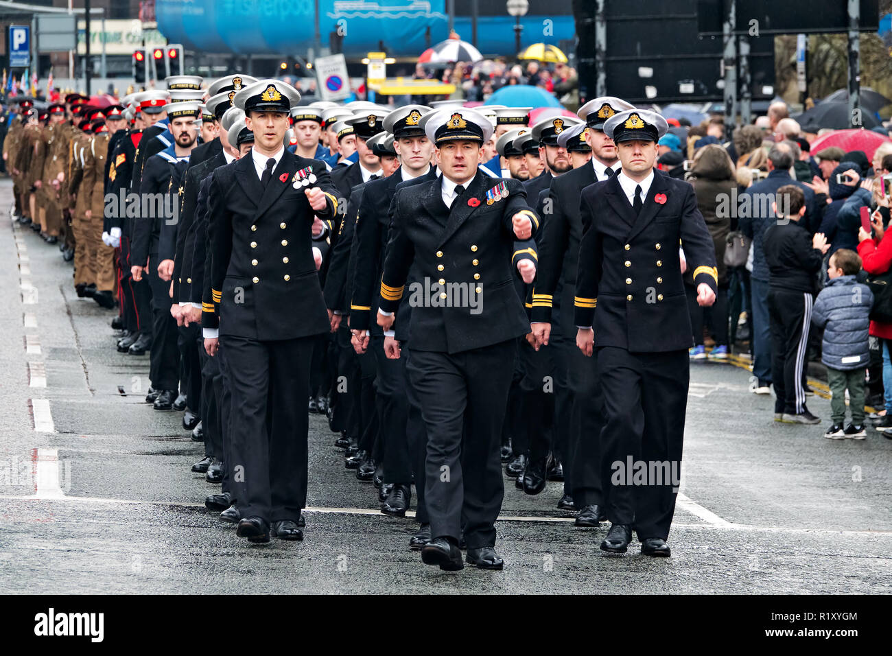 Mitglieder der Britischen Streitkräfte im März bei der jährlichen Wartung der Erinnerung und Hingabe in Liverpool am Sonntag, den 11. November 2018. Stockfoto