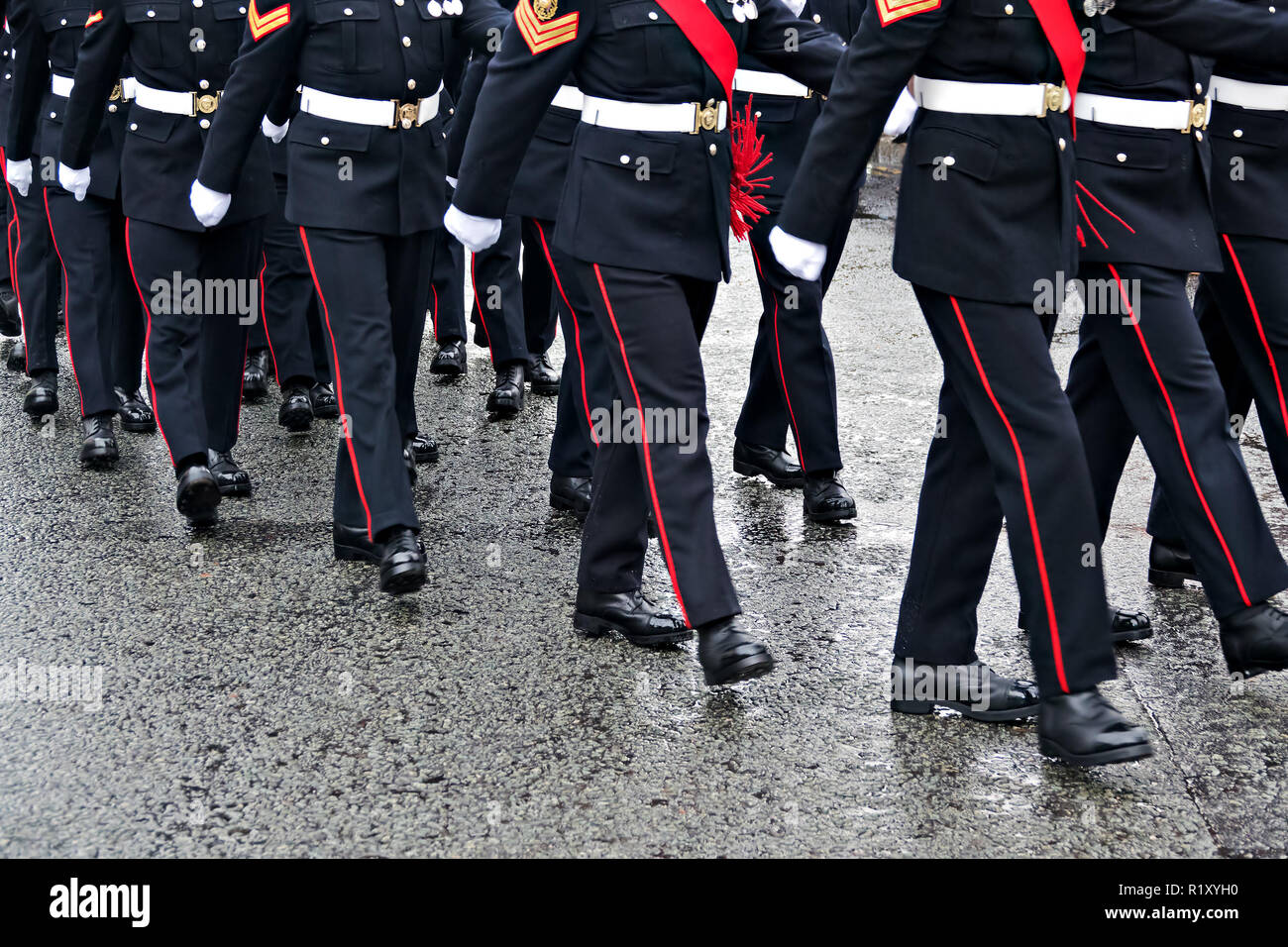 Mitglieder der Britischen Streitkräfte im März bei der jährlichen Wartung der Erinnerung und Hingabe in Liverpool am Sonntag, den 11. November 2018. Stockfoto