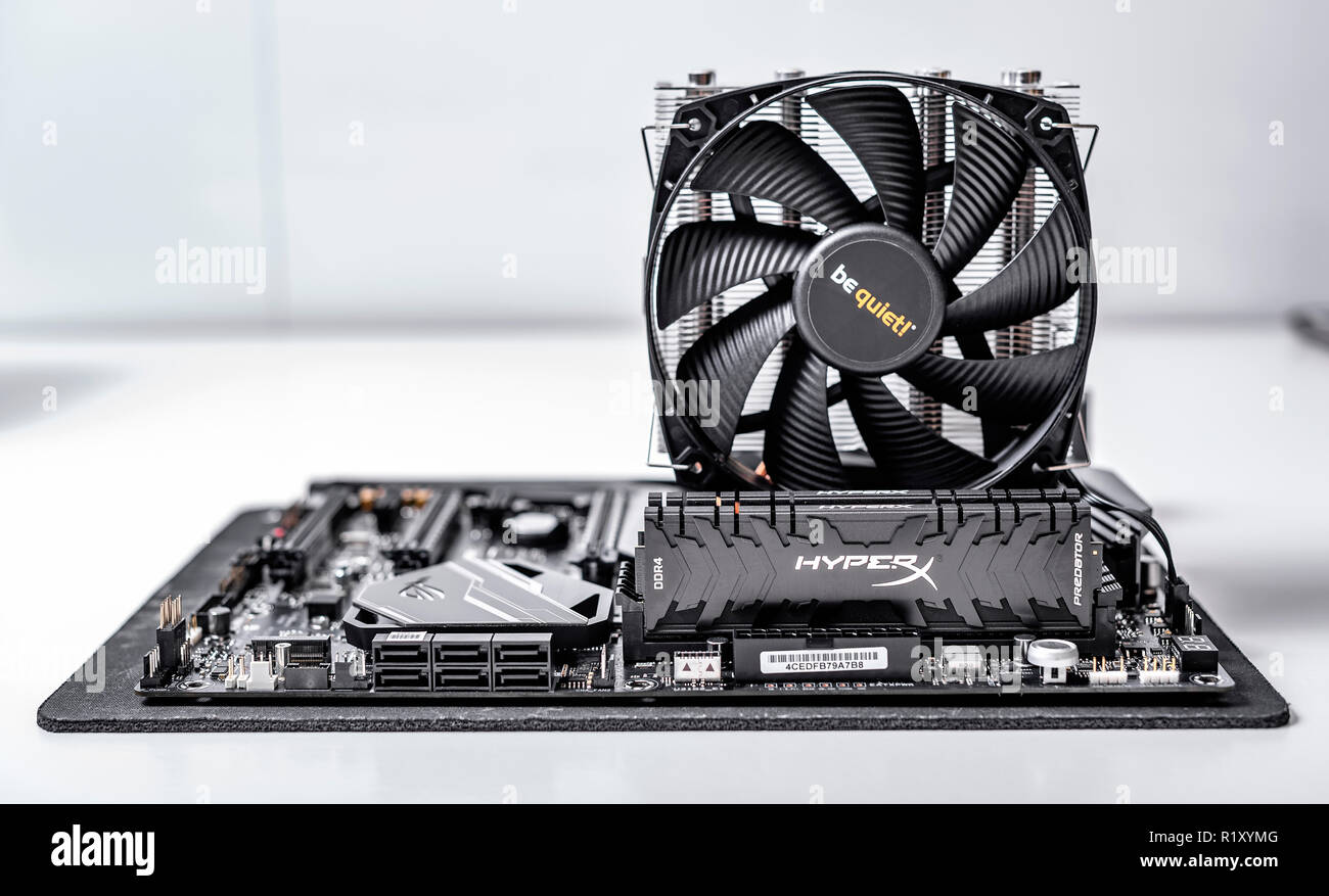 Installieren von Arbeitsspeicher in den PC. Stockfoto