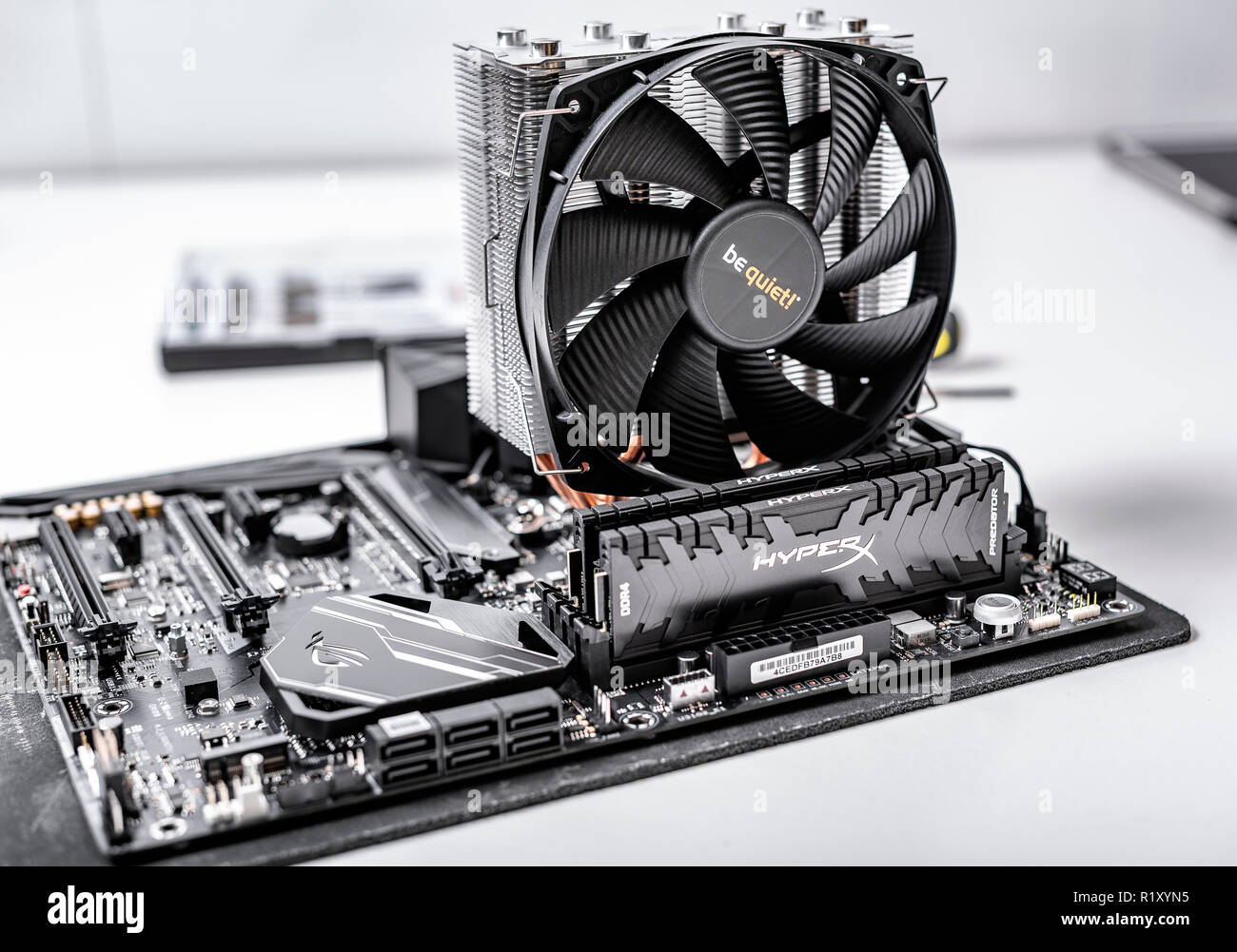 Installieren von Arbeitsspeicher in den PC. Stockfoto