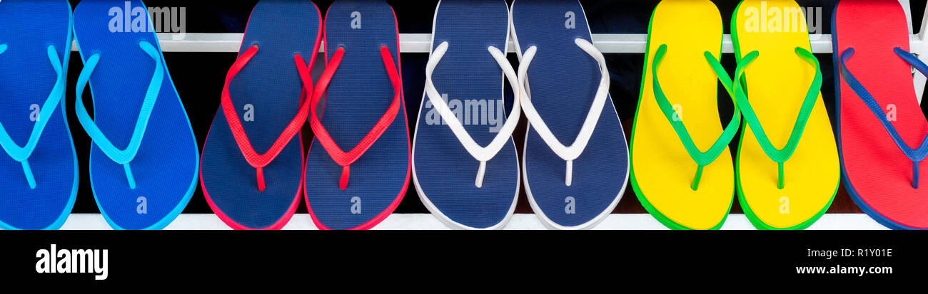 Web Banner Panorama Foto Von Farbenfrohen Flip Flops Sandalen Auf Der Anzeige Fur Den Verkauf In Einem Shop Stockfotografie Alamy