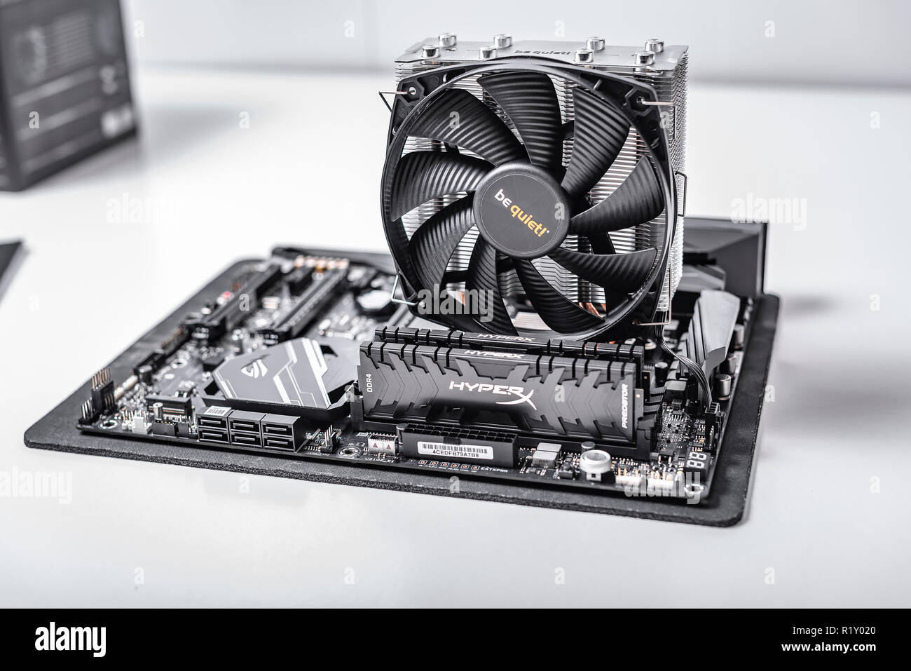 Installieren von Arbeitsspeicher in den PC. Stockfoto