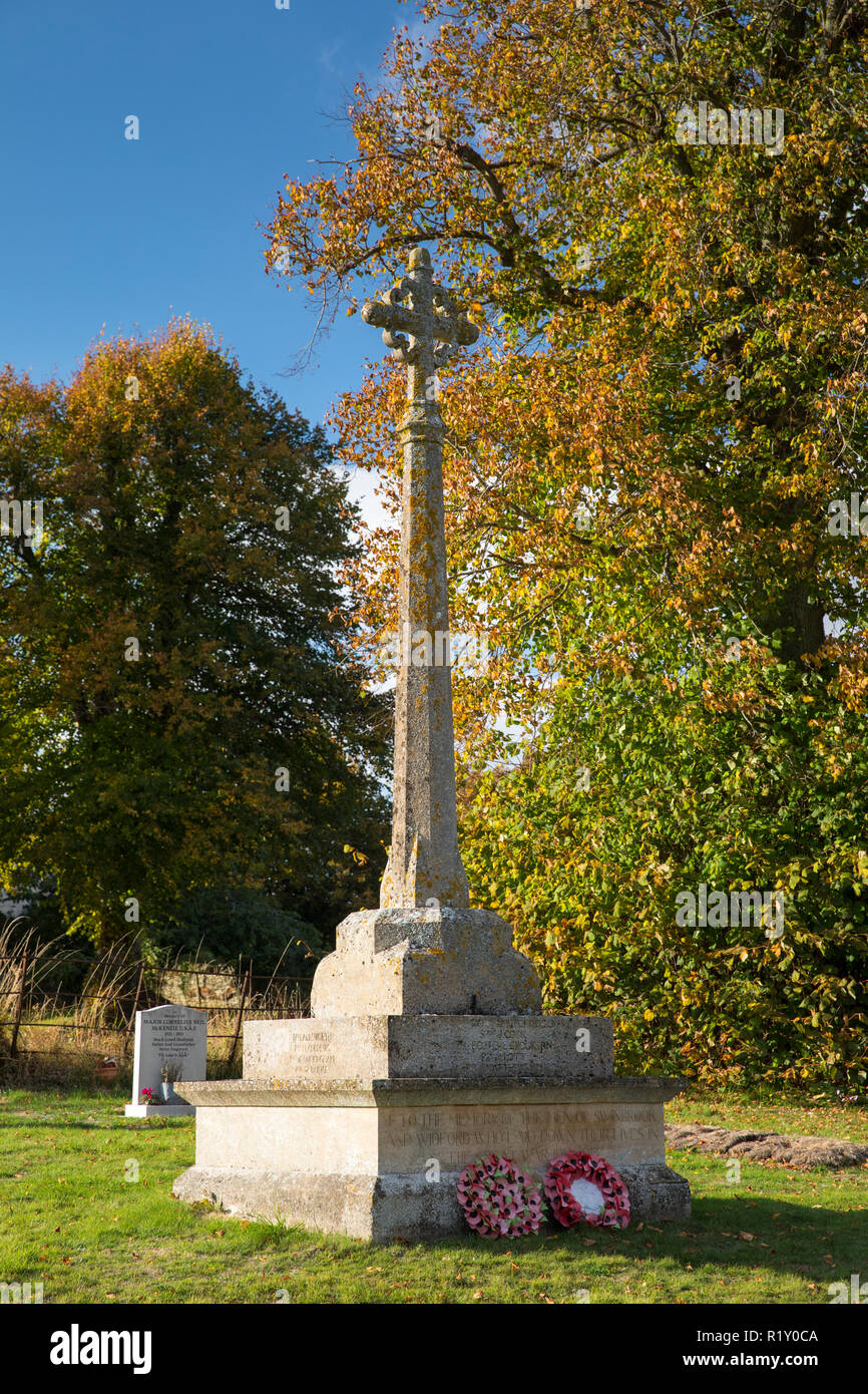 Kränze von Mohn am Kriegerdenkmal für den Großen Krieg 1914-1918 - den Ersten und Zweiten Weltkrieg 1939-1945 neben der Gräber in den traditionellen Friedhof der Stockfoto