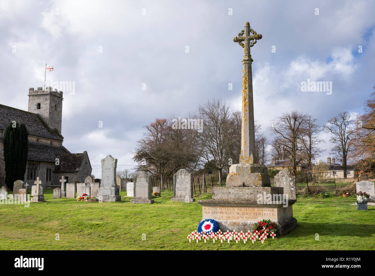 Erinnerung Kränze und Kreuze mit Mohnblumen am Kriegerdenkmal für den Großen Krieg 1914-1918 - den Ersten und Zweiten Weltkrieg 1939-1945 auf dem Friedhof der Stockfoto