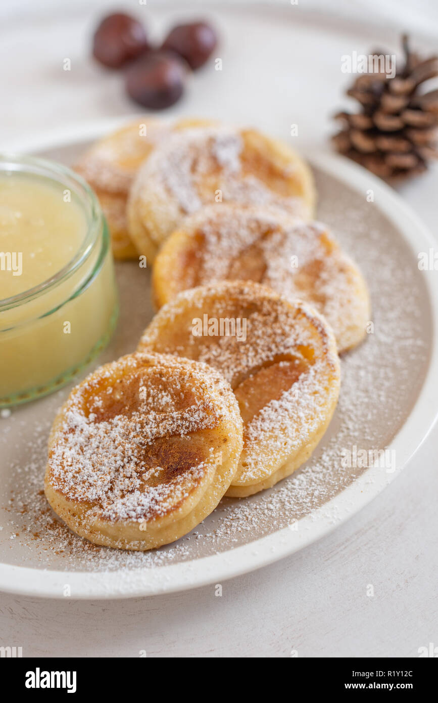 Apple Pfannkuchen mit hausgemachtem Apfelmus Stockfoto