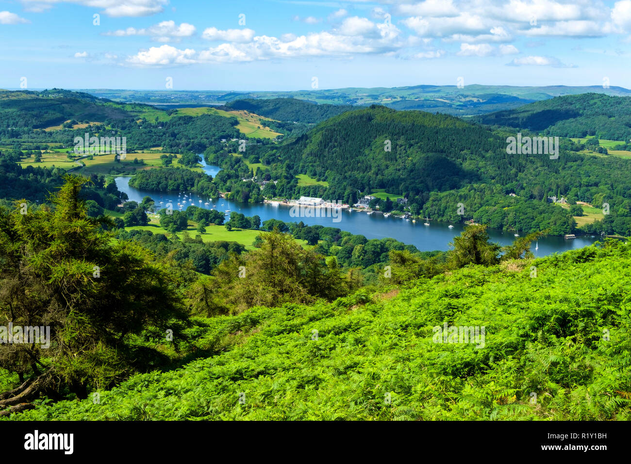 Der Blick über den südlichen Teil des Lake Windermere aus dem Weg zu Gummers wie an einem schönen Sommermorgen. Wie Gummers ist ein bekannter Aussichtspunkt im Lake District, Cumbria, UK. Stockfoto