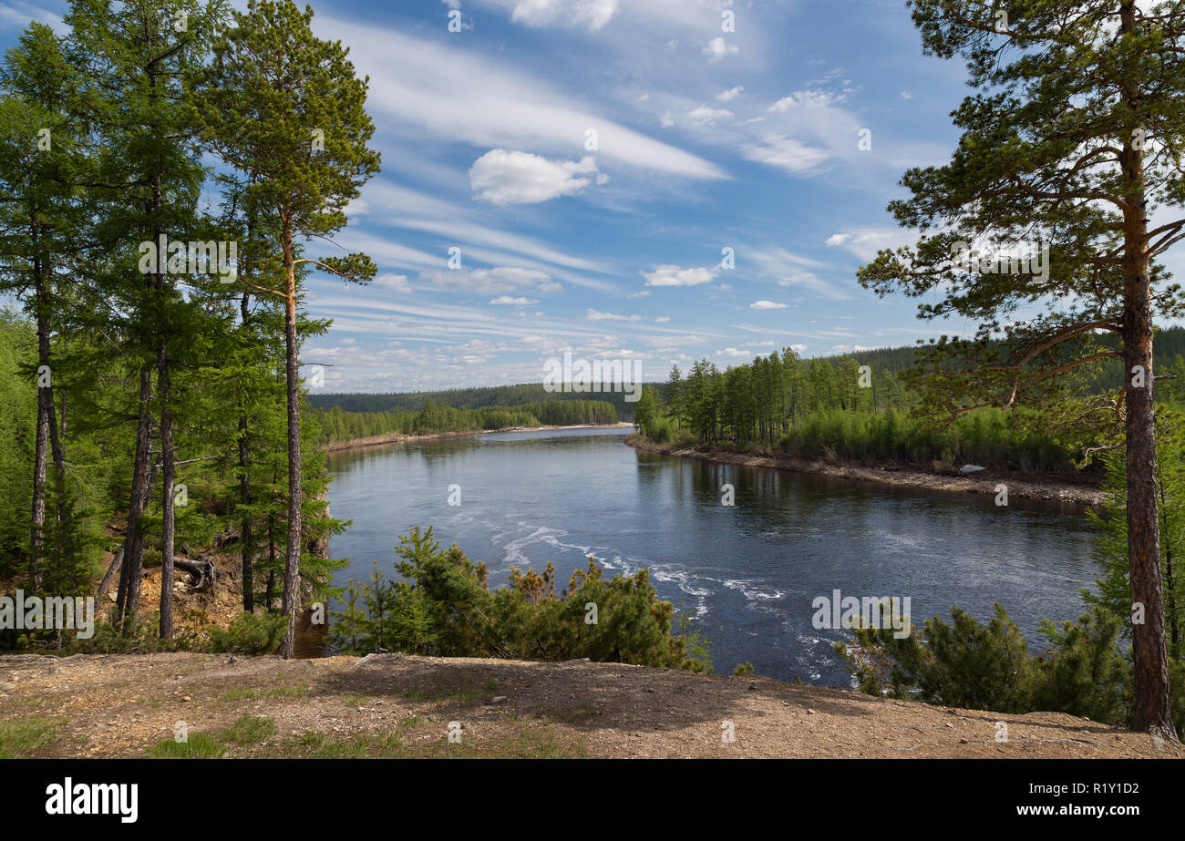 Blick auf den Fluss im Süden Chulman Jakutien, Russland, Anfang Juni Stockfoto