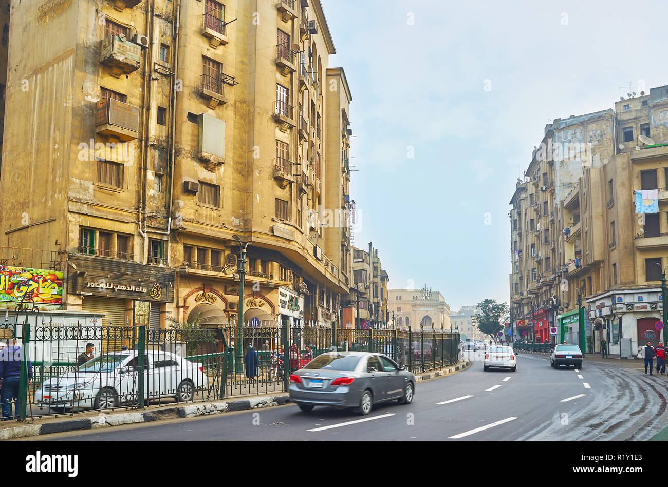 Kairo, Ägypten - Dezember 21, 2017: Al Azhar Avenue ist von alten Gebäuden und Gassen der Souk Khan El Khalili umgeben, am 21. Dezember in Kairo. Stockfoto