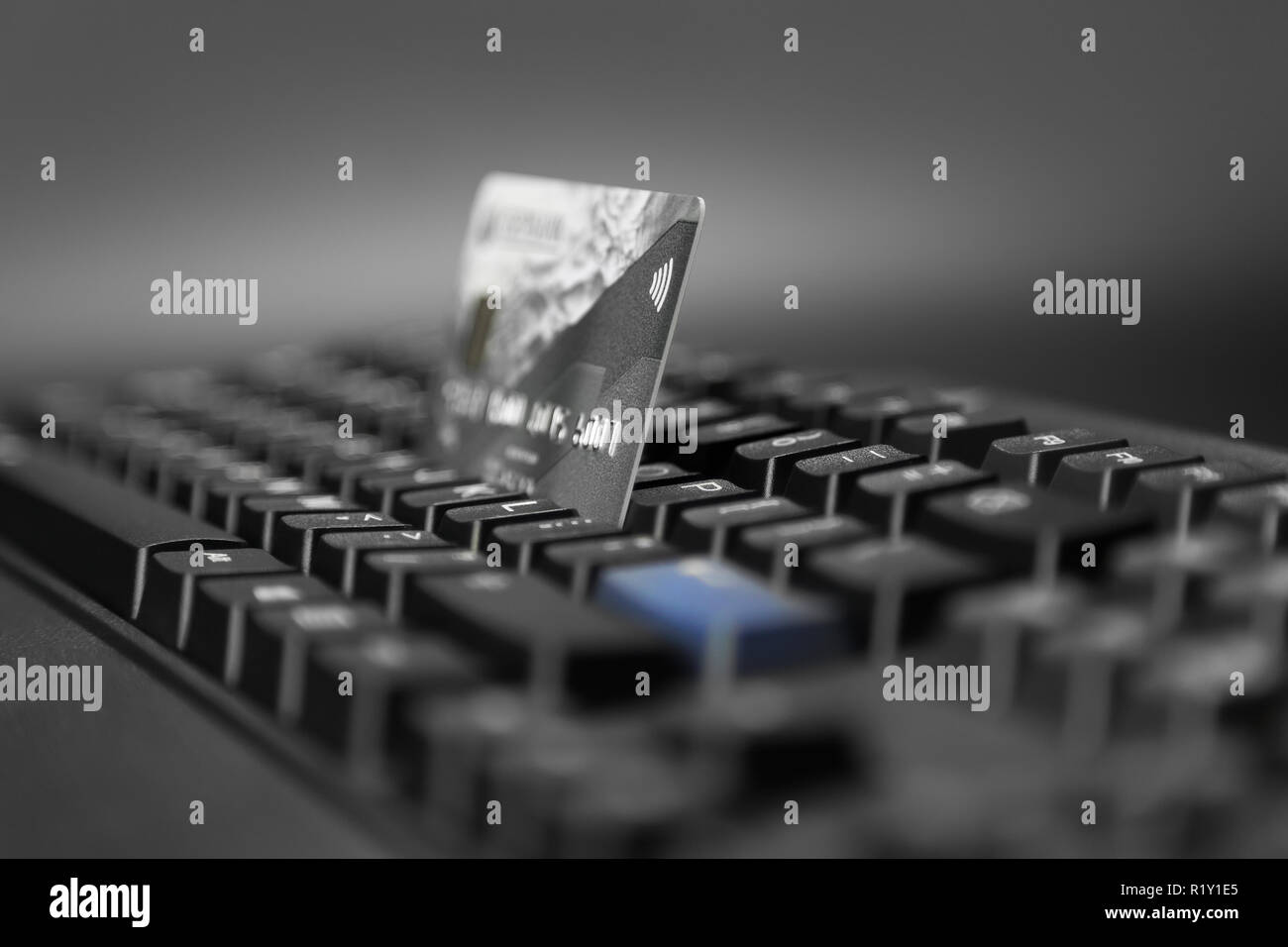 Ec-Karte mit einem Symbol für die kontaktlose Technologie auf dem Hintergrund einer Computer Tastatur Stockfoto