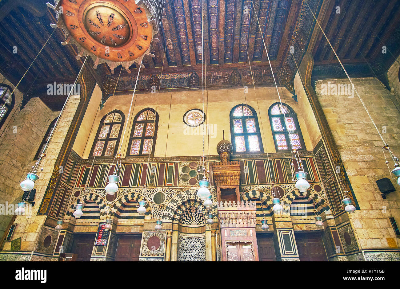 Kairo, Ägypten - Dezember 21, 2017: Atemberaubende Interieur des historischen Al-Ghuri Mosque-Madrasa, seine malerische Mihrab abgedeckt ist mit Stein Inlay und der Minibar Stockfoto