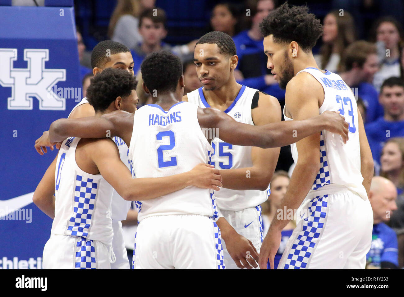 Lexington, Kentucky, USA. 14 Nov, 2018. Kentucky Wildcat Spieler einschließlich quade Grün (links), Ashton Hagans (2), PJ Washington (25), EJ Montgomery (23) während eines NCAA Basketball Spiel zwischen den Kentucky Wildkatzen und der North Dakota Kampf gegen die Falken an der Rupp Arena in Lexington, Kentucky drängeln. Kevin Schultz/CSM/Alamy leben Nachrichten Stockfoto