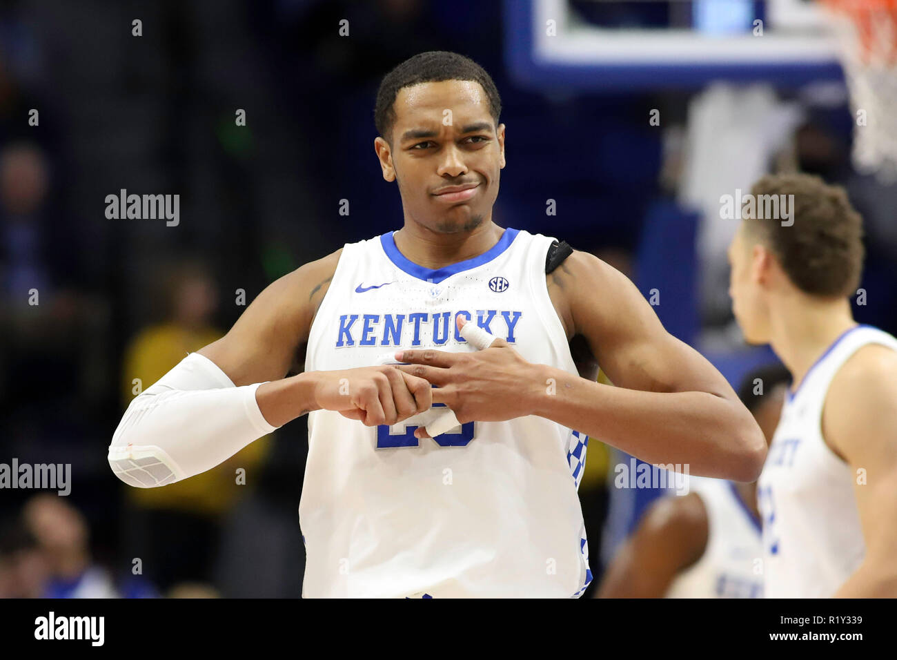 Lexington, Kentucky, USA. 14 Nov, 2018. Die Kentucky PJ Washington reagiert auf Aktion während einer NCAA Basketball Spiel zwischen den Kentucky Wildkatzen und der North Dakota Kampf gegen die Falken an der Rupp Arena in Lexington, Kentucky. Kevin Schultz/CSM/Alamy leben Nachrichten Stockfoto