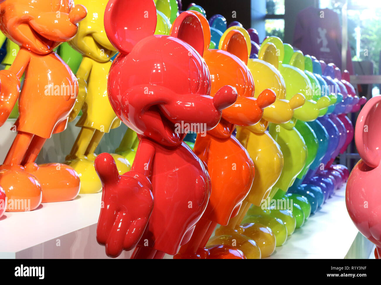 Tokio, Japan. 15 Nov, 2018. 90 Mickey Mouse Figuren mit 90 verschiedenen Farben sind für eine Installation 'Disney Mickey 90. Jahrestag, Magie der Farbe' auf der Tokyo Midtown in Tokio am Donnerstag, 15. November 2018 angezeigt. Disney Charakter Mickey Mouse wird seinen 90. Geburtstag am 18. November feiern. Credit: Yoshio Tsunoda/LBA/Alamy leben Nachrichten Stockfoto