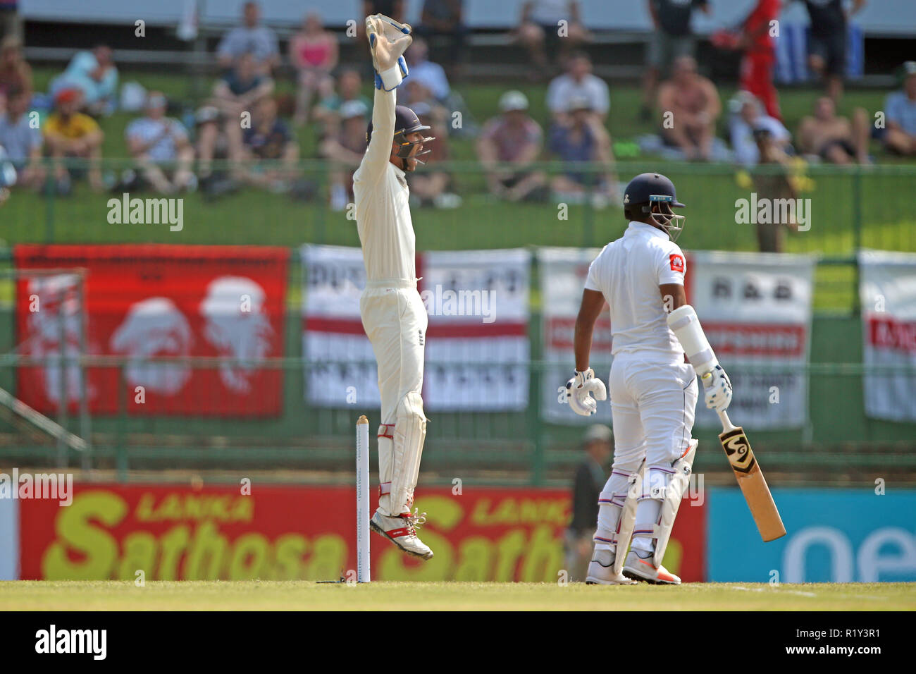 Kandy, Sri Lanka. 15. November 2018, pallekele International Cricket Stadion, Kandy, Sri Lanka; Internationale Test Cricket, zweiter Test, Tag 2, Sri Lanka gegen England; Ben Foakes geht in Berufung für Lbw gegen Dimuth Karunaratne Entscheidung nicht aus Quelle: Aktion Plus Sport Bilder/Alamy leben Nachrichten Stockfoto