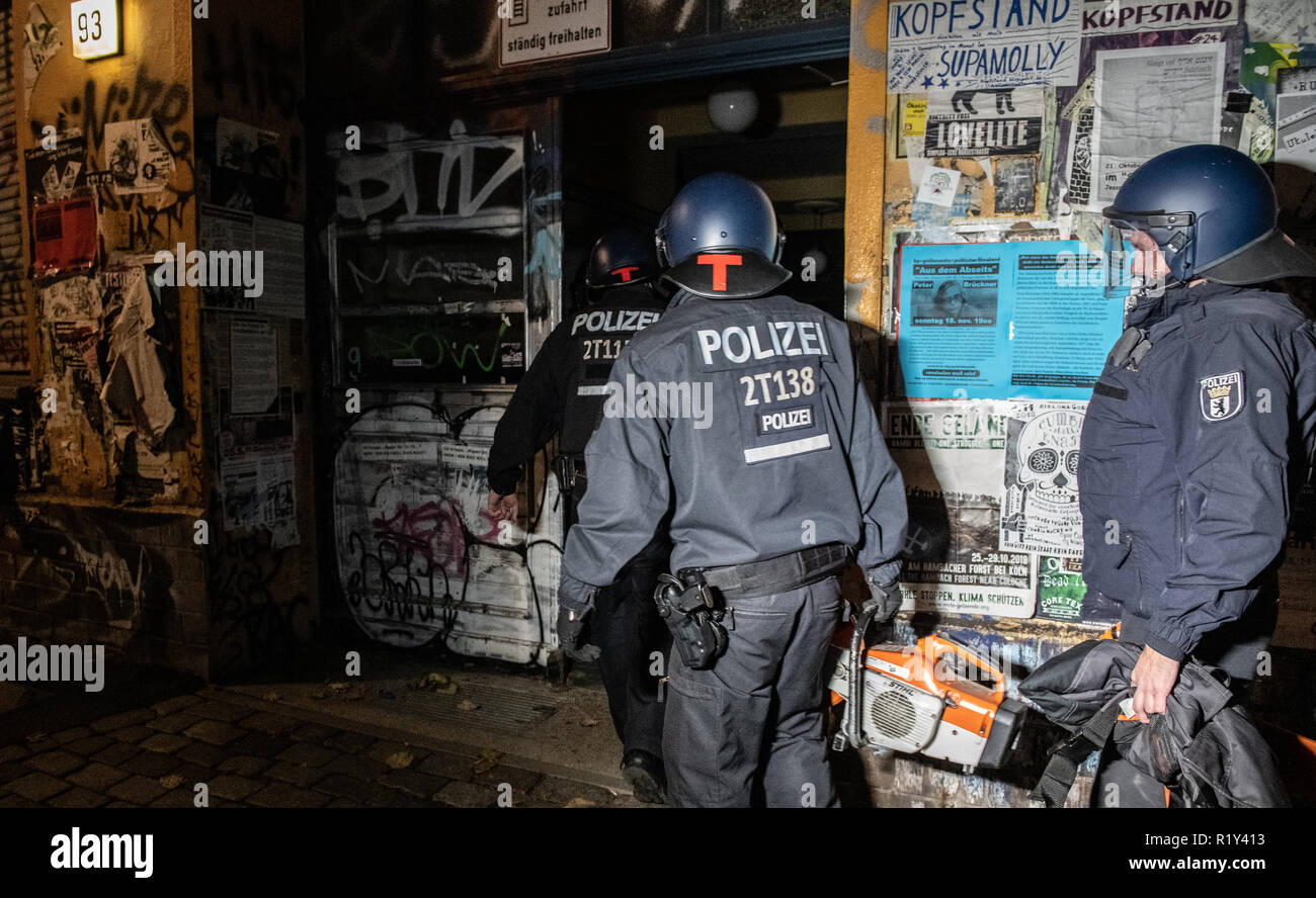 Berlin, Deutschland. 15 Nov, 2018. Polizisten gehen in ein Haus bei einer Razzia Dauerkunde Straße in Berlin-Friedrichshain. Credit: Paul Zinken/dpa/Alamy leben Nachrichten Stockfoto