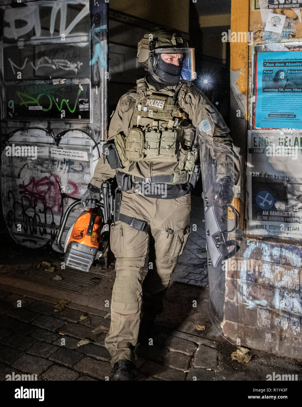 Berlin, Deutschland. 15 Nov, 2018. Ein SEK offizielle Blätter ein Haus