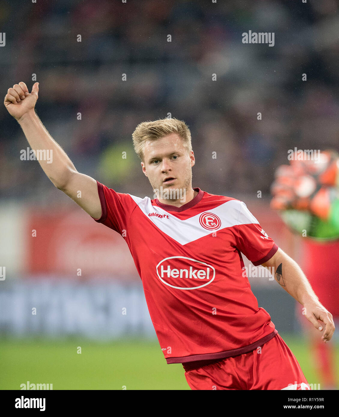 Düsseldorf, Deutschland. 10 Nov, 2018. Jean ZIMMER (D), Geste, Gestik, Daumen zeigt nach, Fußball 1. Fussballbundesliga, 11. Spieltag Fortuna Düsseldorf (D) - Hertha BSC Berlin (B) 4:1, am 10.11.2018 in Düsseldorf/Deutschland. ##DFL-Bestimmungen verbieten die Verwendung von Fotografien als Bildsequenzen und/oder quasi-Video## | Verwendung der weltweiten Kredit: dpa/Alamy leben Nachrichten Stockfoto