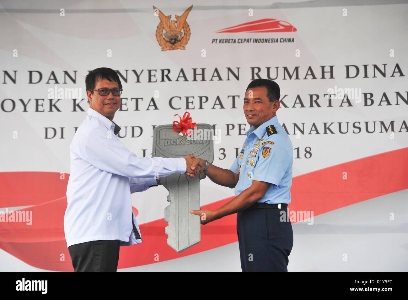 Peking, Indonesien. 3. Juli 2018. KCIC Präsident Direktor Chandra Dwiputra (L) und indonesischen Luftwaffe Stabschef Marshall Yuyu Sutisna nehmen an der Übergabe in Halim Perdanakusumah Air Base in Jakarta, Indonesien, Juli 3, 2018. China-Indonesia gemeinsame Unternehmen die Durchführung der Jakarta-Bandung High-Speed-Bahn Projekt, KCIC, über am Dienstag ein Gehäuse cluster Häuser und Grundstücke der Indonesischen Luftwaffe Personal die durch das Projekt benutzt wurden, kompensieren, übergeben. Credit: Zulkarnain/Xinhua/Alamy leben Nachrichten Stockfoto