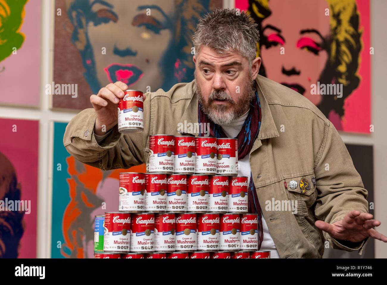 Edinburgh, Großbritannien. 15. Nov 2018. Entertainer Phill Jupitus startet die Andy Warhol und Eduardo Paolozzi | Ich möchte eine Maschine zu sein, die sich die gegenseitige Faszination für Automation, Maschinen und mechanische Prozesse von zwei der Pop Art, Andy Warhol (1928-1987) und Eduardo Paolozzi (1924-2005). Vom 17. November 2018 bis 2. Juni 2019, an der Scottish National Gallery of Modern Art die Ausstellung besteht aus zwei parallelen zeigt zu jedem Künstler gewidmet, die Entwicklung ihrer Arbeit aus den 1940er Jahren ab. Credit: Rich Dyson/Alamy leben Nachrichten Stockfoto