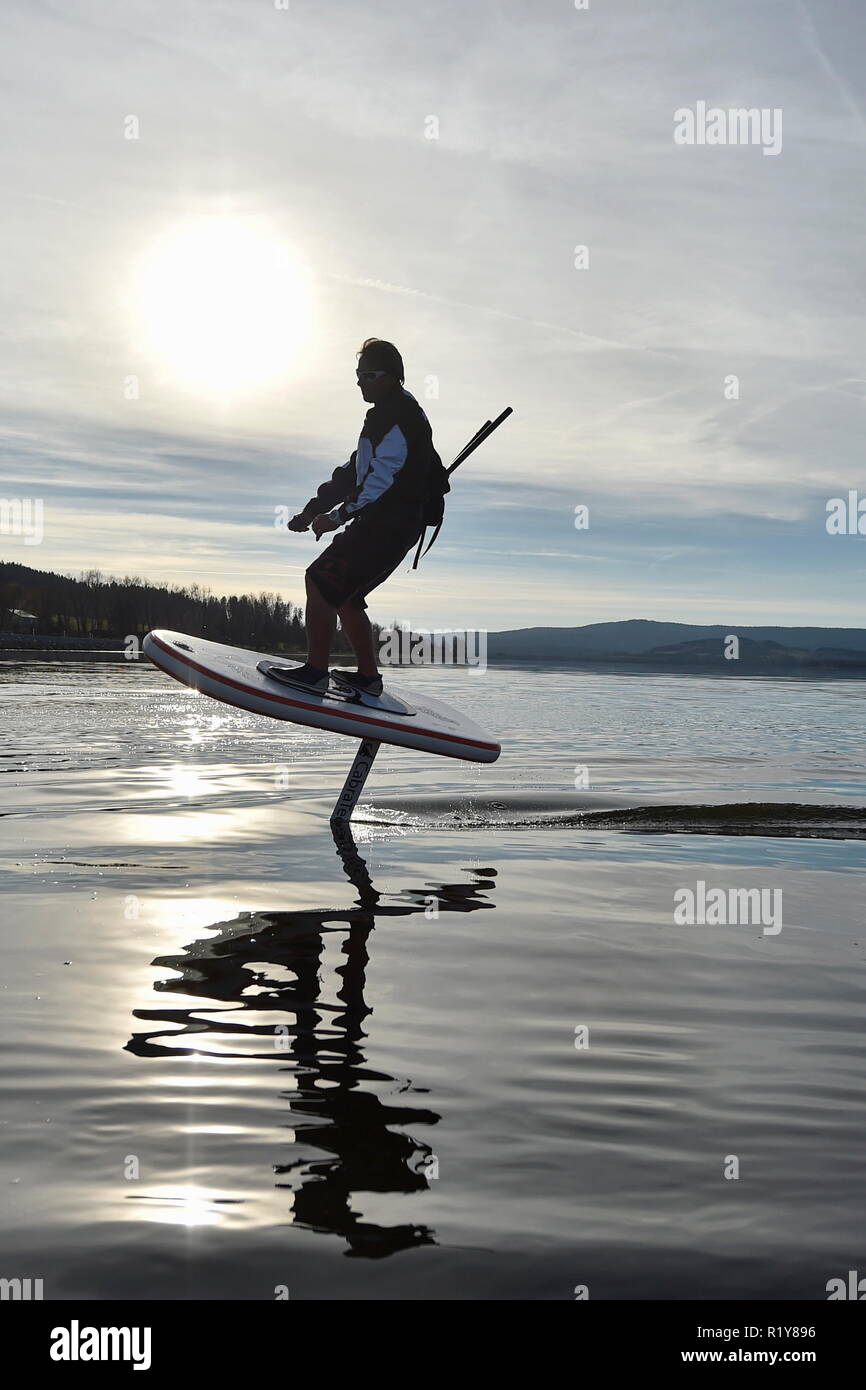 Tschechische surfer Petr Benes reitet seine elektrischen foilboard (Tragflügelboot, Efoil, Folien, paddleboard) am Stausee Lipno, Tschechien, 15. November 2018. (CTK Photo/Vaclav Pancer) Stockfoto