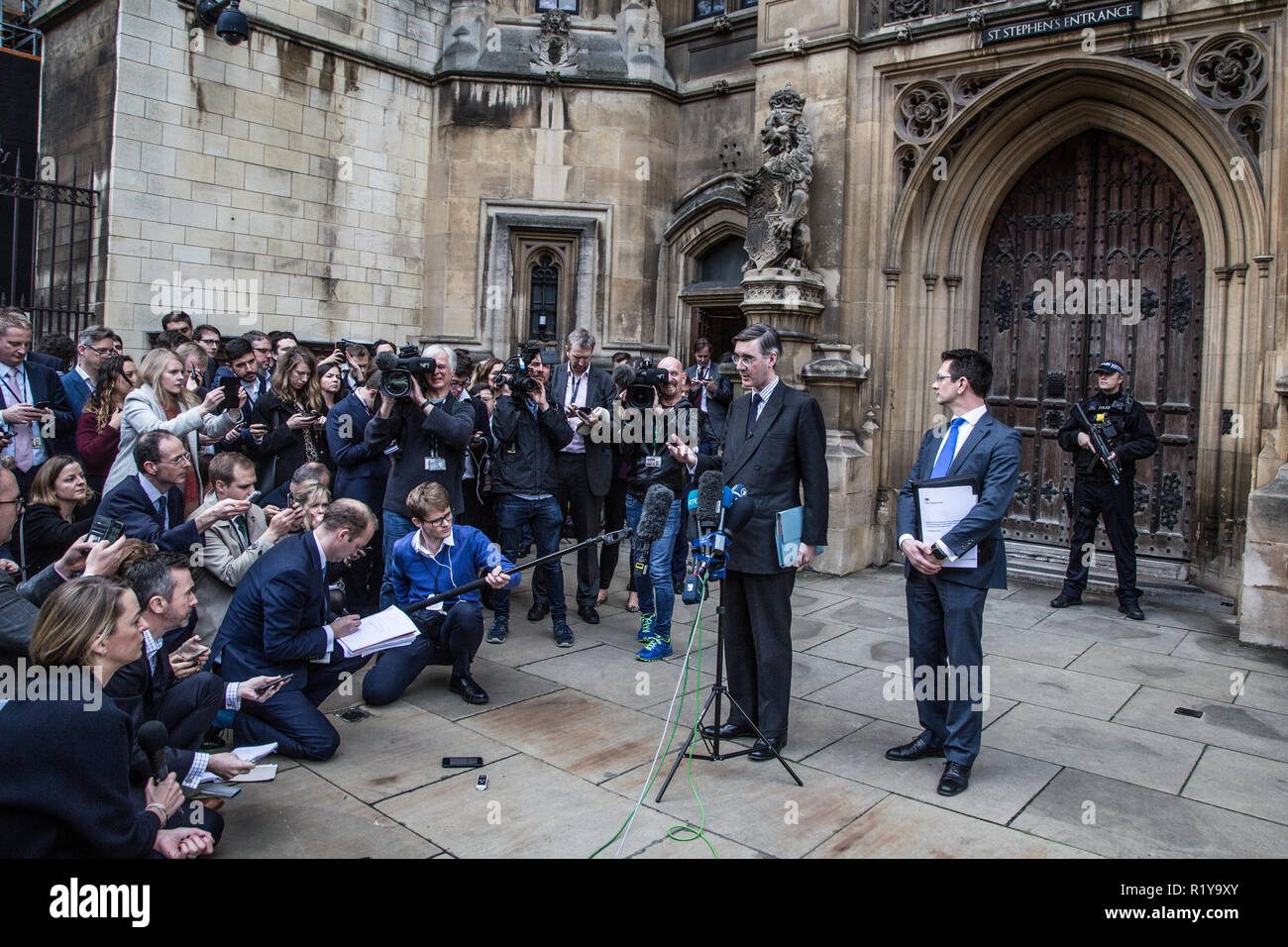 London, Vereinigtes Königreich. 15. Nov 2018. Jacob-Rees Mogg spricht mit den Mitteln nach der Vorlage seines kein Vertrauen in den Premierminister. Credit: Thabo Jaiyesimi/Alamy leben Nachrichten Stockfoto