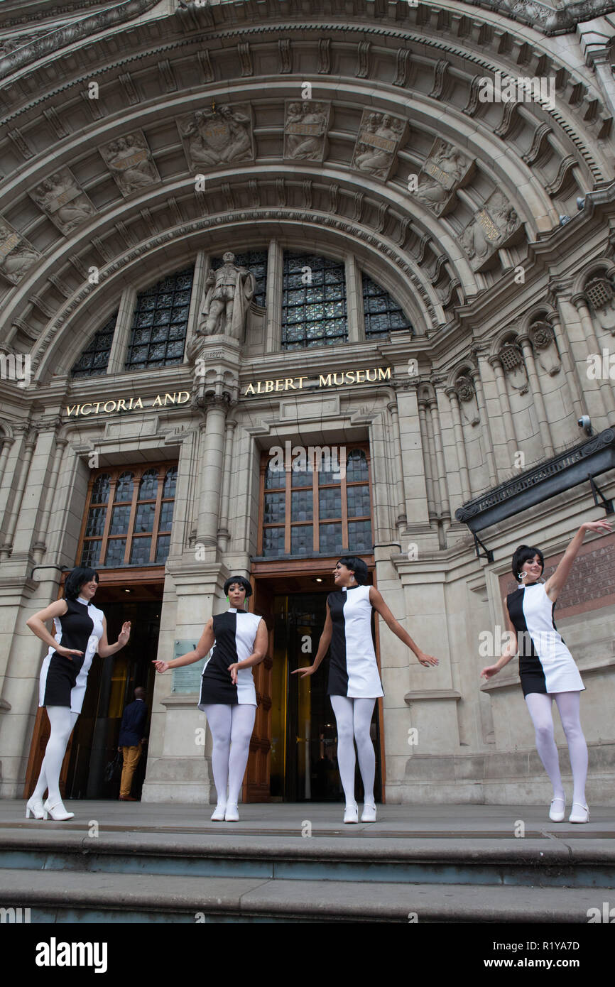 London, Großbritannien. Tänzer im vintage-Style schwarz-weiße Kleider durchführen zu 60er Jahre Musik auf den Stufen des Victoria und Albert Museum der vor dem Verkauf der V&A Mary Quant Ausstellung öffnet am 6. April 2019 zu starten. Credit: Anna Watson/Alamy leben Nachrichten Stockfoto