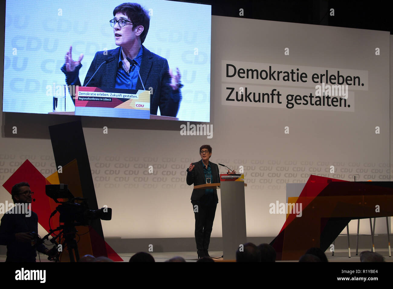 15. November 2018, Schleswig-Holstein, Lübeck: Erste CDU-Regionalkonferenz mit den Kandidaten für den CDU-Vorsitz: CDU-Generalsekretär Annegret Kramp-Karrenbauer steht am Rednerpult. Die regionale Konferenz ist die erste von acht bundesweiten Treffen dieser Art. Foto: Carsten Rehder/dpa Stockfoto