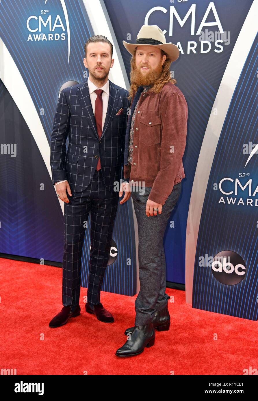 Brüder Osborne, TJ Osborne, John Osborne in der Ankunftshalle auf der 52. jährlichen CMA Awards - Ankünfte, Bridgestone, Arena, Nashville, TN 14. November 2018. Foto von: Derek Sturm/Everett Collection Stockfoto