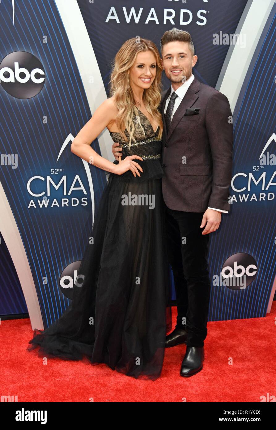 Carly Pearce, Michael Ray in der Ankunftshalle auf der 52. jährlichen CMA Awards - Ankünfte, Bridgestone, Arena, Nashville, TN 14. November 2018. Foto von: Derek Sturm/Everett Collection Stockfoto