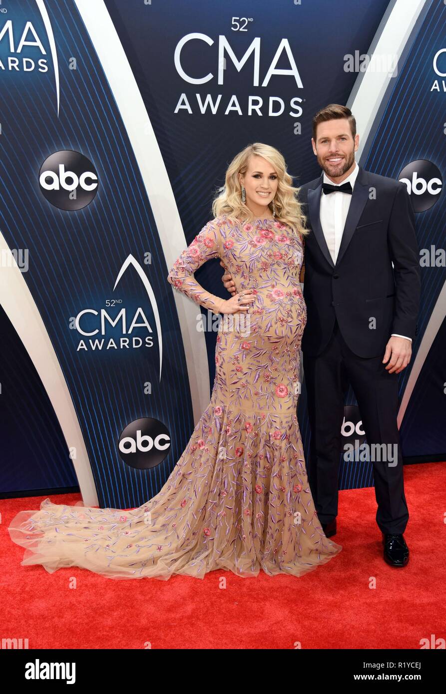 Carrie Underwood, Mike Fisher in der Ankunftshalle auf der 52. jährlichen CMA Awards - Ankünfte, Bridgestone, Arena, Nashville, TN 14. November 2018. Foto von: Derek Sturm/Everett Collection Stockfoto