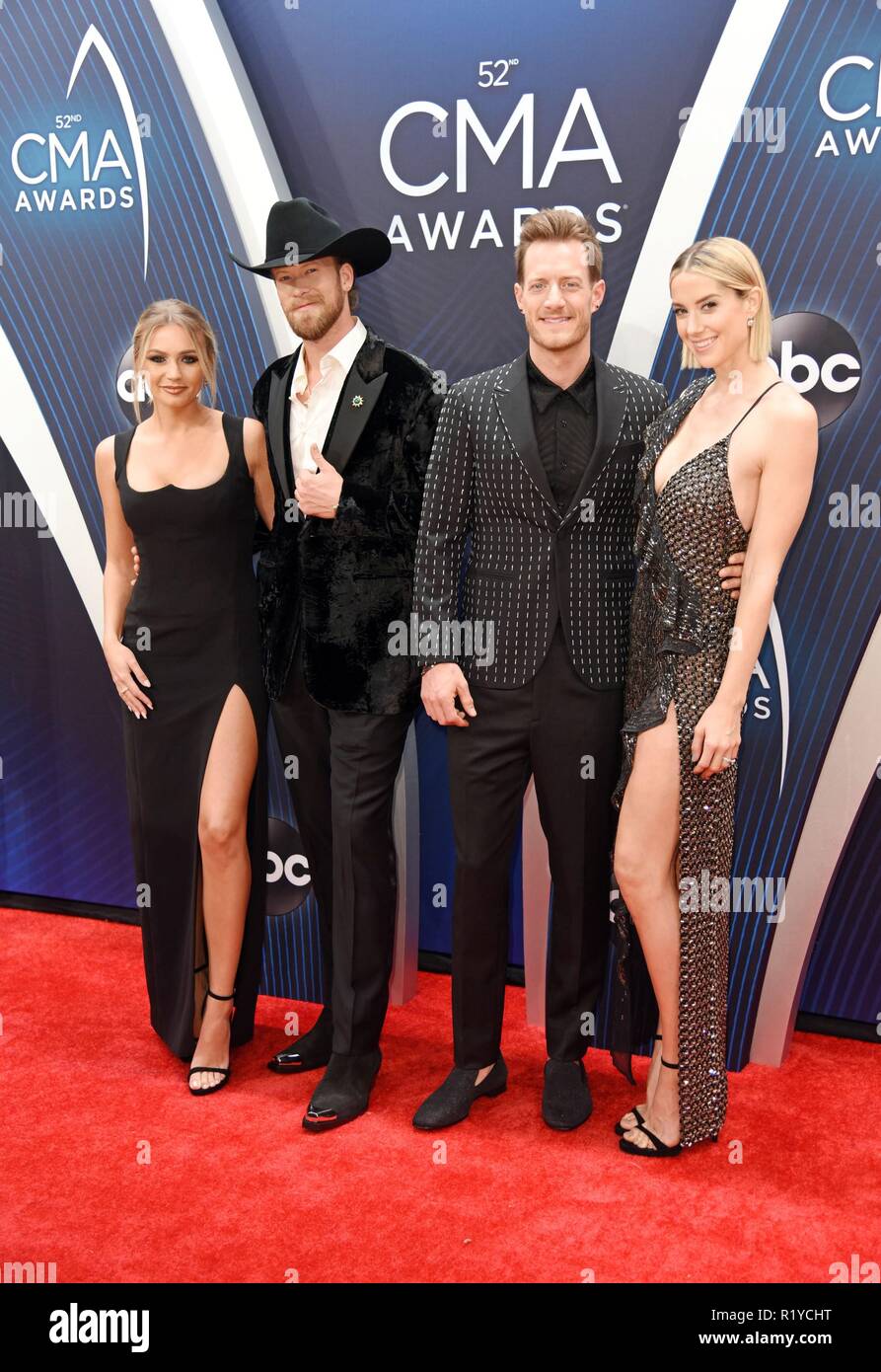 Nashville, TN, USA. 14 Nov, 2018. Florida Georgia Line, Brian Kelley, Tyler Hubbard in der Ankunftshalle auf der 52. jährlichen CMA Awards - Ankünfte, Bridgestone, Arena, Nashville, TN 14. November 2018. Credit: Derek Sturm/Everett Collection/Alamy leben Nachrichten Stockfoto