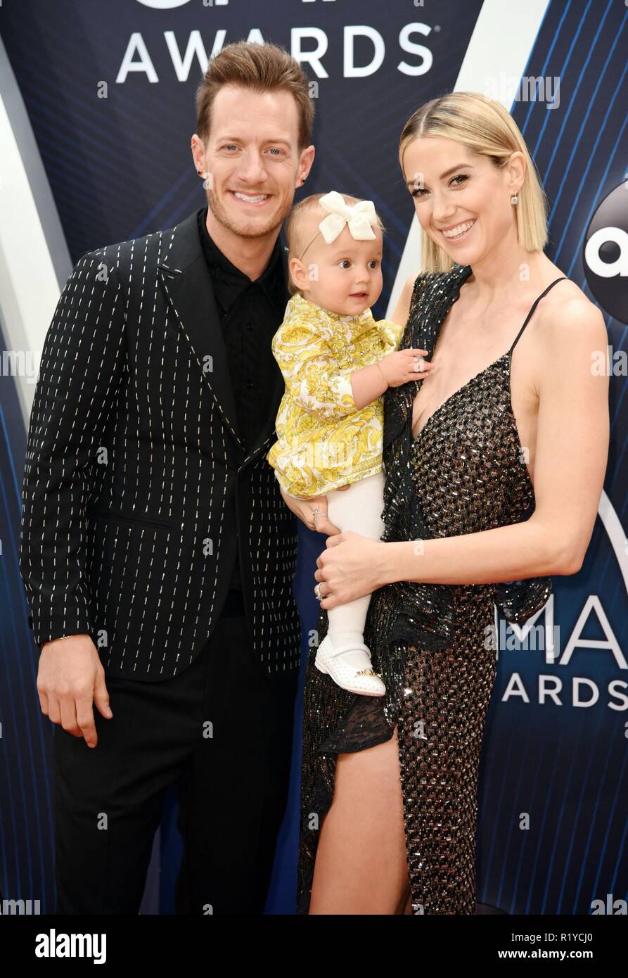 Nashville, TN, USA. 14 Nov, 2018. Florida Georgia Line, Tyler Hubbard, Hayley Hubbard, Olivia Hubbard in der Ankunftshalle auf der 52. jährlichen CMA Awards - Ankünfte, Bridgestone, Arena, Nashville, TN 14. November 2018. Credit: Derek Sturm/Everett Collection/Alamy leben Nachrichten Stockfoto
