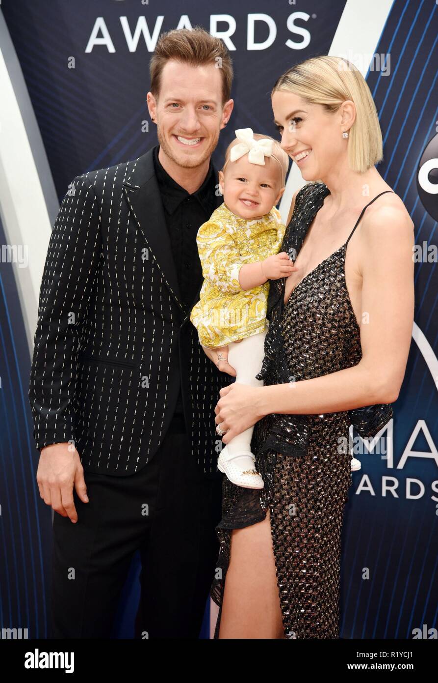 Nashville, TN, USA. 14 Nov, 2018. Florida Georgia Line, Tyler Hubbard, Hayley Hubbard, Olivia Hubbard in der Ankunftshalle auf der 52. jährlichen CMA Awards - Ankünfte, Bridgestone, Arena, Nashville, TN 14. November 2018. Credit: Derek Sturm/Everett Collection/Alamy leben Nachrichten Stockfoto