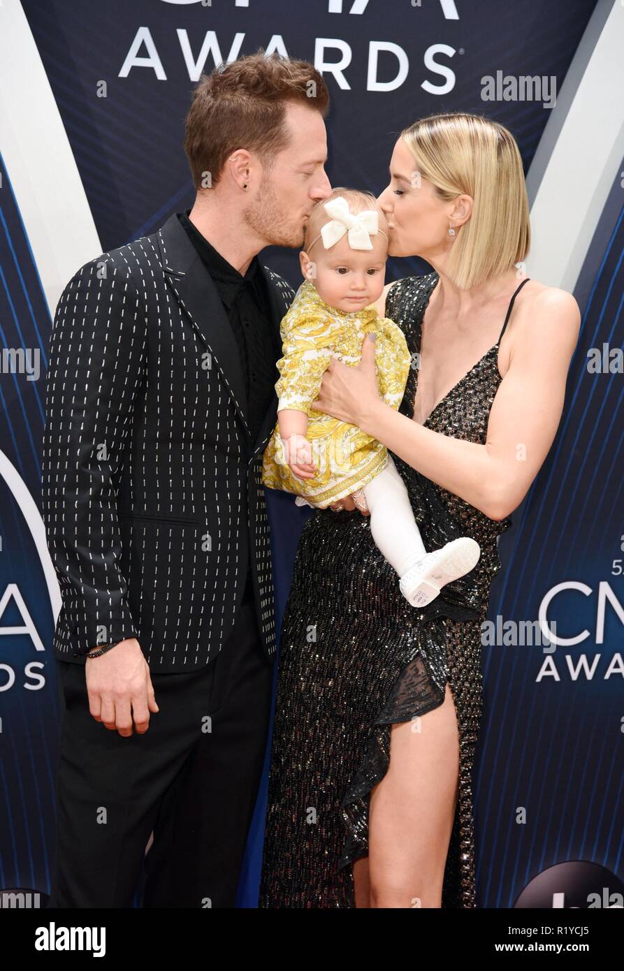Nashville, TN, USA. 14 Nov, 2018. Florida Georgia Line, Tyler Hubbard, Hayley Hubbard, Olivia Hubbard in der Ankunftshalle auf der 52. jährlichen CMA Awards - Ankünfte, Bridgestone, Arena, Nashville, TN 14. November 2018. Credit: Derek Sturm/Everett Collection/Alamy leben Nachrichten Stockfoto